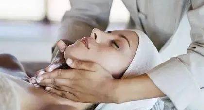 頸椎不適來個(gè)按摩,小心 中風(fēng) 找上你